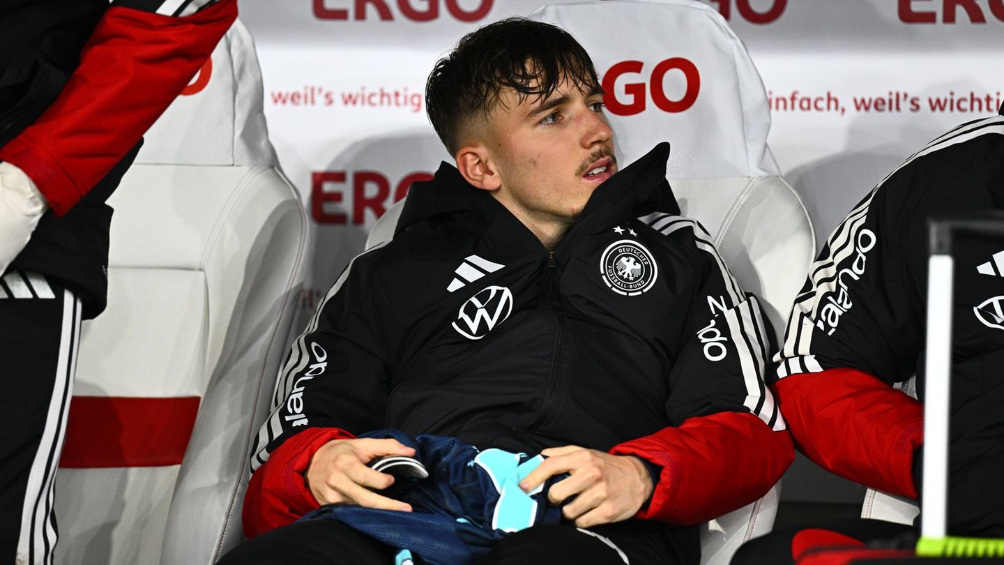 Lennart Karl sitzt bei der Nationalmannschaft auf der Ersatzbank. Foto: Tom Weller/dpa