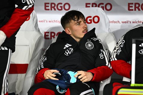 Lennart Karl sitzt bei der Nationalmannschaft auf der Ersatzbank. Foto: Tom Weller/dpa