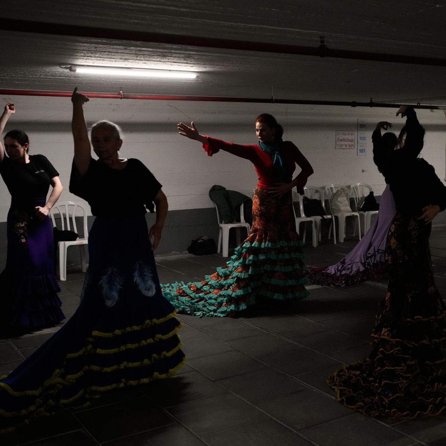 Eine Gruppe von Flamenco-Schülern tanzt in einer Tiefgarage, nachdem ihr Unterricht durch Luftschutzsirenen unterbrochen wurde
