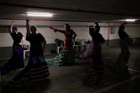 Eine Gruppe von Flamenco-Schülern tanzt in einer Tiefgarage, nachdem ihr Unterricht durch Luftschutzsirenen unterbrochen wurde