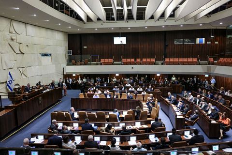 Der Gesetzentwurf wurde am Montag knapp in der Knesset gebilligt. Foto: Stringer/dpa