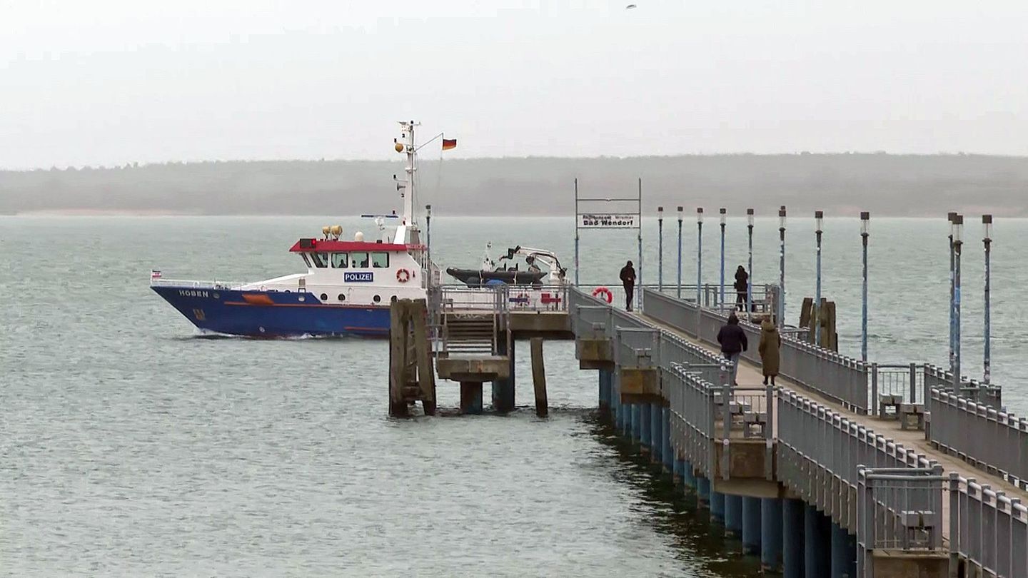 Die Einsatzkräfte suchen den Wal seit dem Morgen wieder von Wasser aus. Foto: Stefan Tretropp/dpa