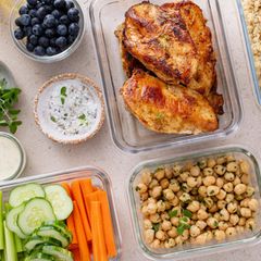 Deal-News: Glasbehälter mit vorbereiteten Speisen stehen auf dem Küchentisch