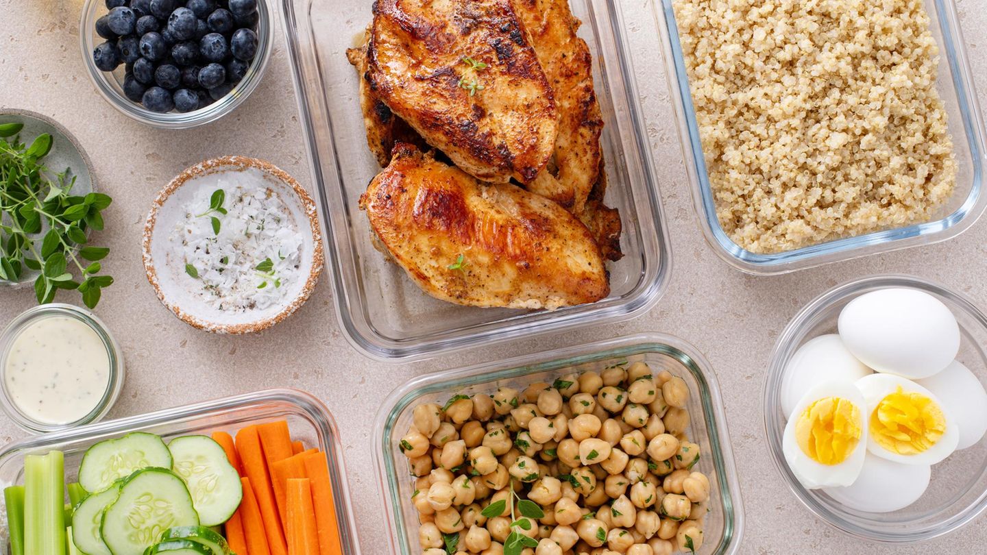 Deal-News: Glasbehälter mit vorbereiteten Speisen stehen auf dem Küchentisch