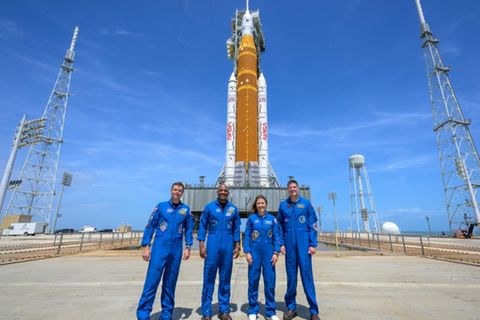 Artemis-2-Crew vor der SLS-Rakete in Cape Canaveral