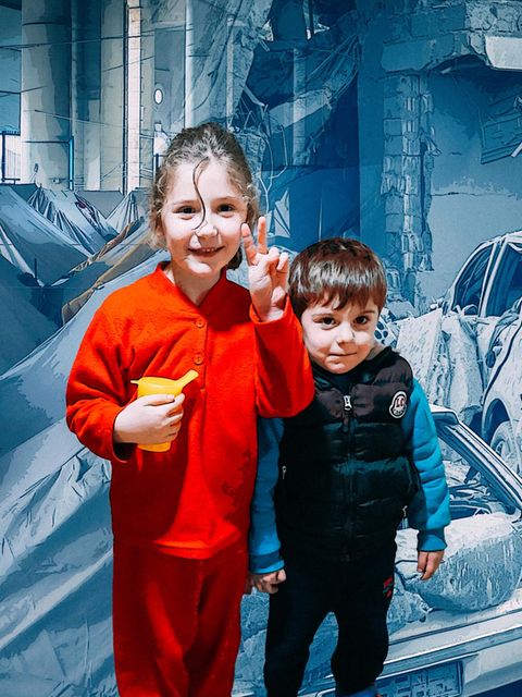 Montage: Zwei Kinder vor einem geteilten Hintergrund: Links Zelte als Notunterkunft, rechts zerstörte Autos im Libanon