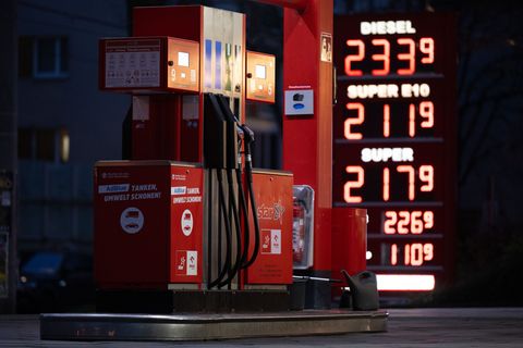 Tankstelle: Ab Mittwoch nur noch eine Erhöhung täglich erlaubt. Foto: Sebastian Kahnert/dpa