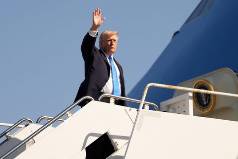 Trump nutzt den Flughafen regelmäßig für Flüge zu seinem Anwesen Mar-a-Lago. (Archivbild) Foto: Mark Schiefelbein/AP/dpa