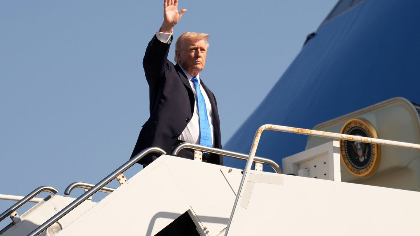 Trump nutzt den Flughafen regelmäßig für Flüge zu seinem Anwesen Mar-a-Lago. (Archivbild) Foto: Mark Schiefelbein/AP/dpa
