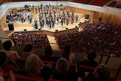 Die Schülerinnen und Schüler des Landesgymnasiums für Musik in Dresden sind bei einem Festkonzert im Kulturpalast ausgiebig gefe