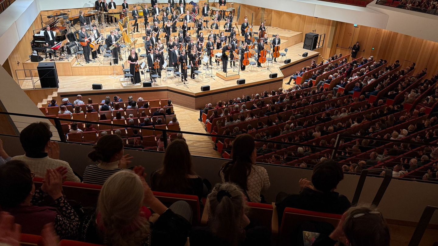 Die Schülerinnen und Schüler des Landesgymnasiums für Musik in Dresden sind bei einem Festkonzert im Kulturpalast ausgiebig gefe