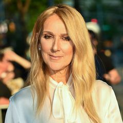 Celine Dion schaut gerade in die Kamera