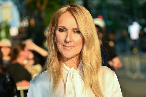 Celine Dion schaut gerade in die Kamera