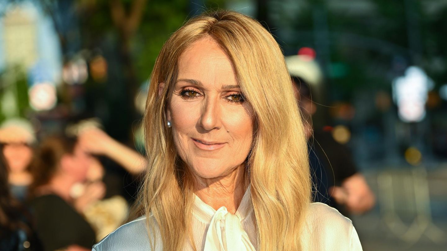 Celine Dion schaut gerade in die Kamera