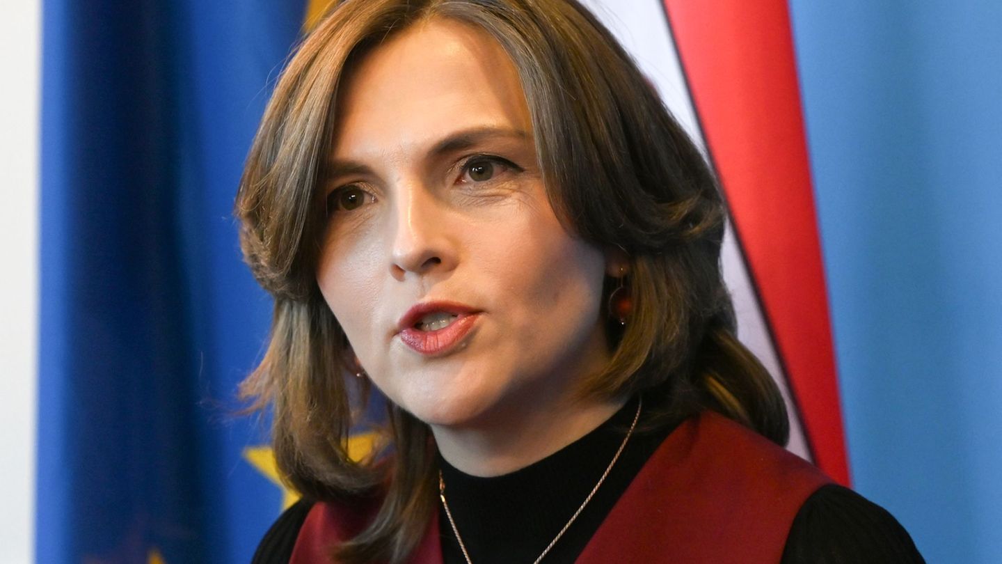 Die Ostbeauftragte der Bundesregierung, Elisabeth Kaiser, will sich beim Besuch der PCK-Raffinerie über den Übergang zu umweltfr