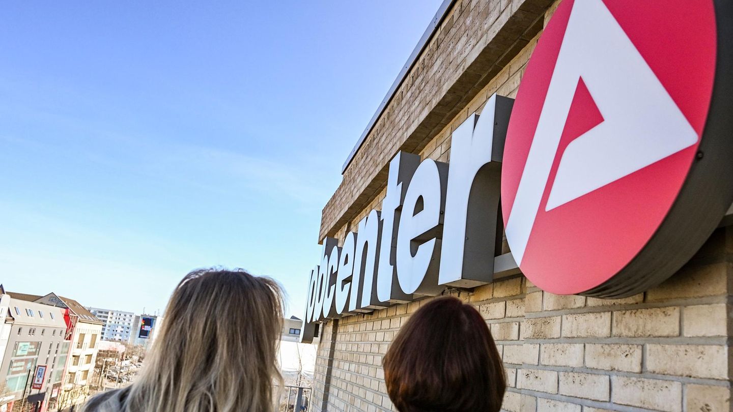 Weniger Arbeitslose als im Februar, aber mehr als vor einem Jahr