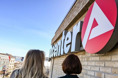 Weniger Arbeitslose als im Februar, aber mehr als vor einem Jahr