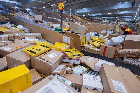 Ein Bild aus einem DHL-Standort aus der Weihnachtszeit 2025 - in der diesjährigen Osterzeit wird ebenfalls mit großen Paketmasse