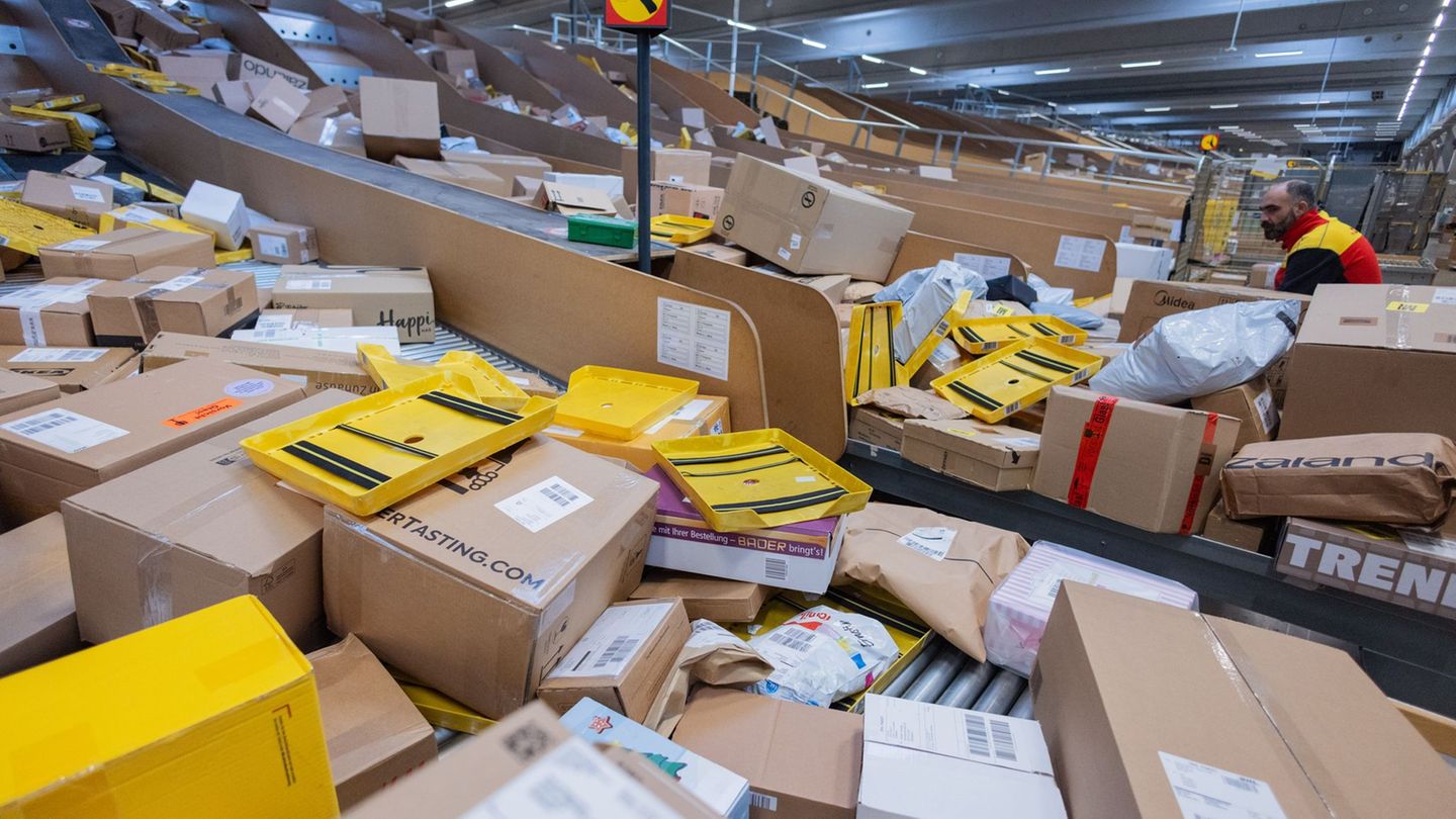 Ein Bild aus einem DHL-Standort aus der Weihnachtszeit 2025 - in der diesjährigen Osterzeit wird ebenfalls mit großen Paketmasse