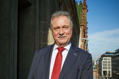 Claus Weselsky in Berlin. Er trägt blauen Anzug und rote Krawatte