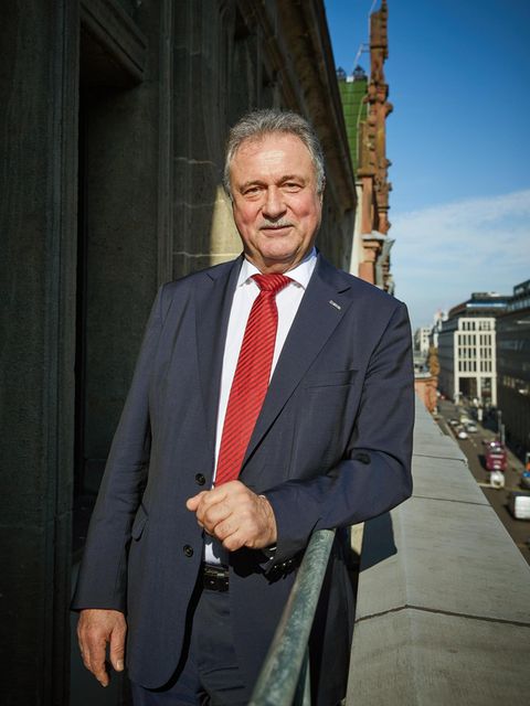 Claus Weselsky in Berlin. Er trägt blauen Anzug und rote Krawatte