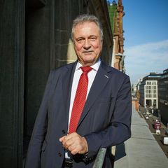 Claus Weselsky in Berlin. Er trägt blauen Anzug und rote Krawatte