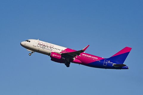 Die ungarische Fluggesellschaft Wizz Air bietet drei Flüge in der Woche ab Hamburg nach Montenegro an. (Archivbild) Foto: Patric