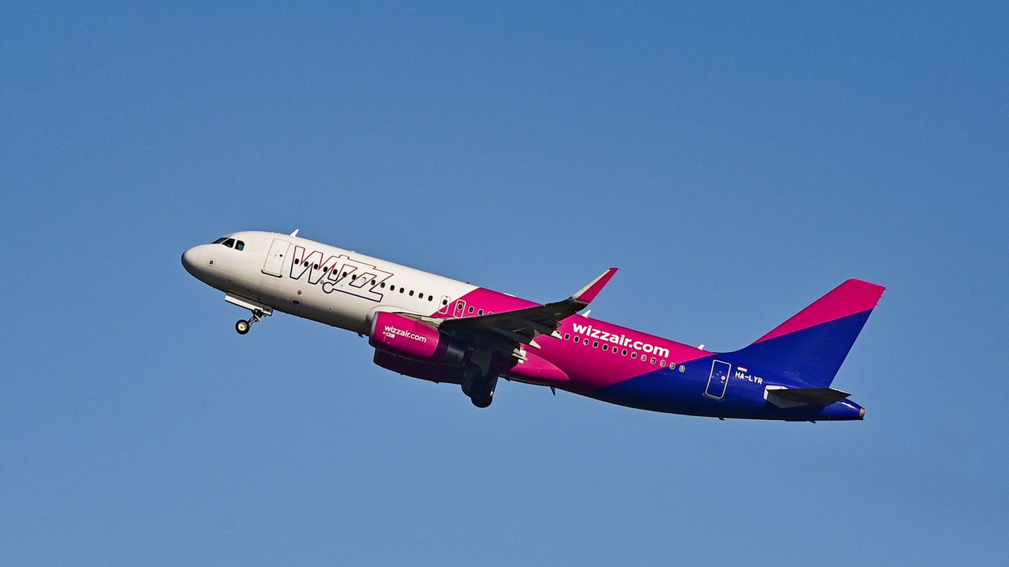 Die ungarische Fluggesellschaft Wizz Air bietet drei Flüge in der Woche ab Hamburg nach Montenegro an. (Archivbild) Foto: Patric