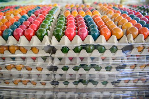 In dieser Jahreszeit sind wieder bunt gefärbte Eier besonders gefragt. (Symbolbild) Foto: Klaus-Dietmar Gabbert/dpa