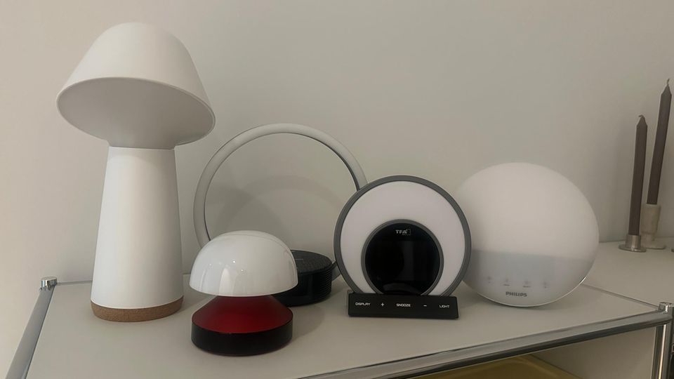 Alle Lichtwecker stehen auf einer Kommode