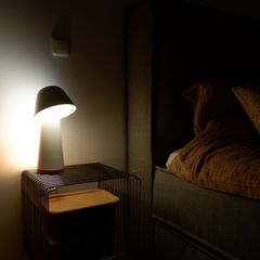 Lichtwecker-Test: Philips Hue Twilight steht auf dem Nachtschrank.