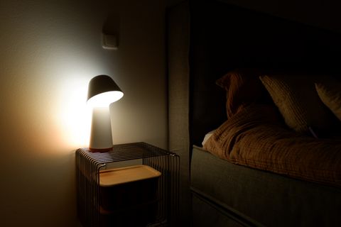 Lichtwecker-Test: Philips Hue Twilight steht auf dem Nachtschrank.
