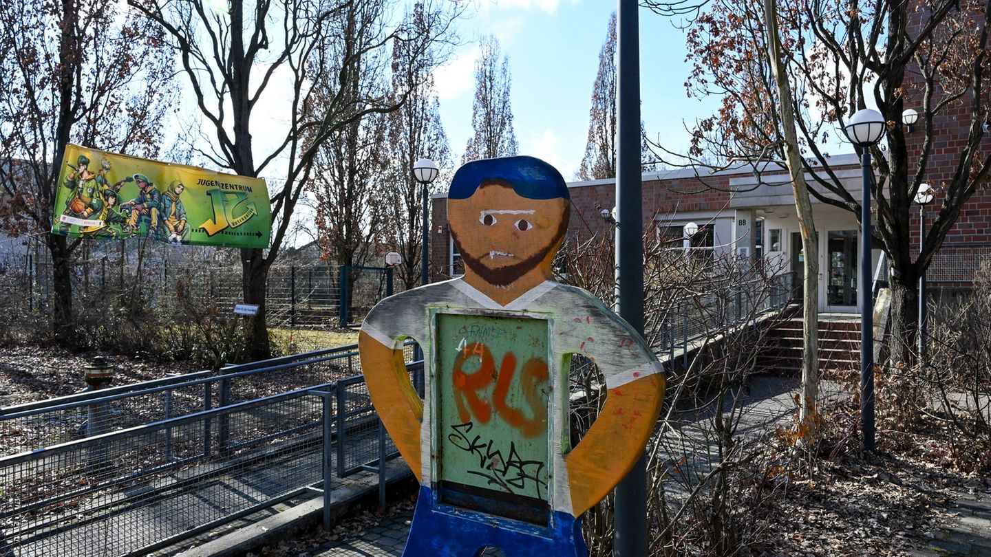 Nach Bekanntwerden einer mutmaßlichen Vergewaltigung in einem Jugendzentrum in Berlin-Neukölln bleibt die Einrichtung vorerst ge