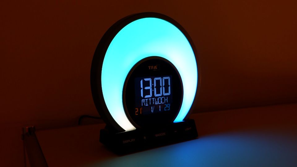 TFA Lichtwecker steht auf der Kommode.