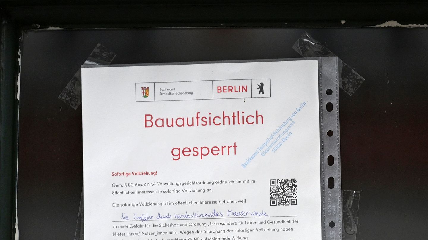 Nach einer Explosion hängt ein Schild zur Sperrung an der Tür eines Wohnhauses in Berlin-Schöneberg. Foto: Michael Brandt/dpa