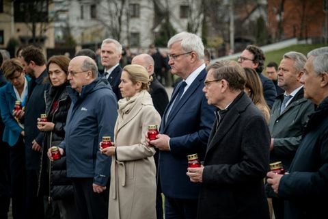 Wadephul (2.v.r.) und Kollegen in Butscha
