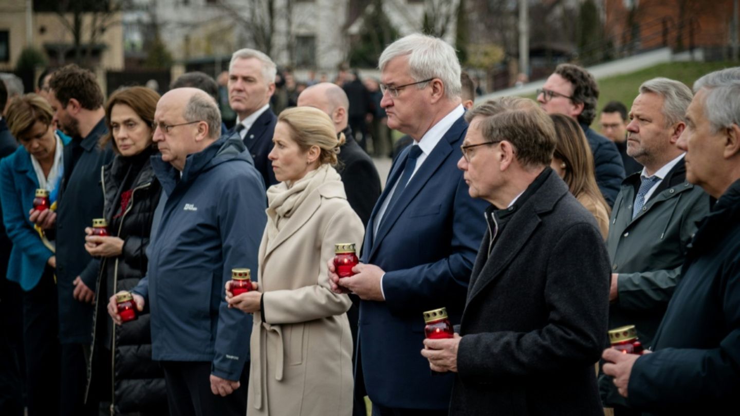 EU-Außenminister gedenken im ukrainischen Butscha des Massakers vor vier Jahren