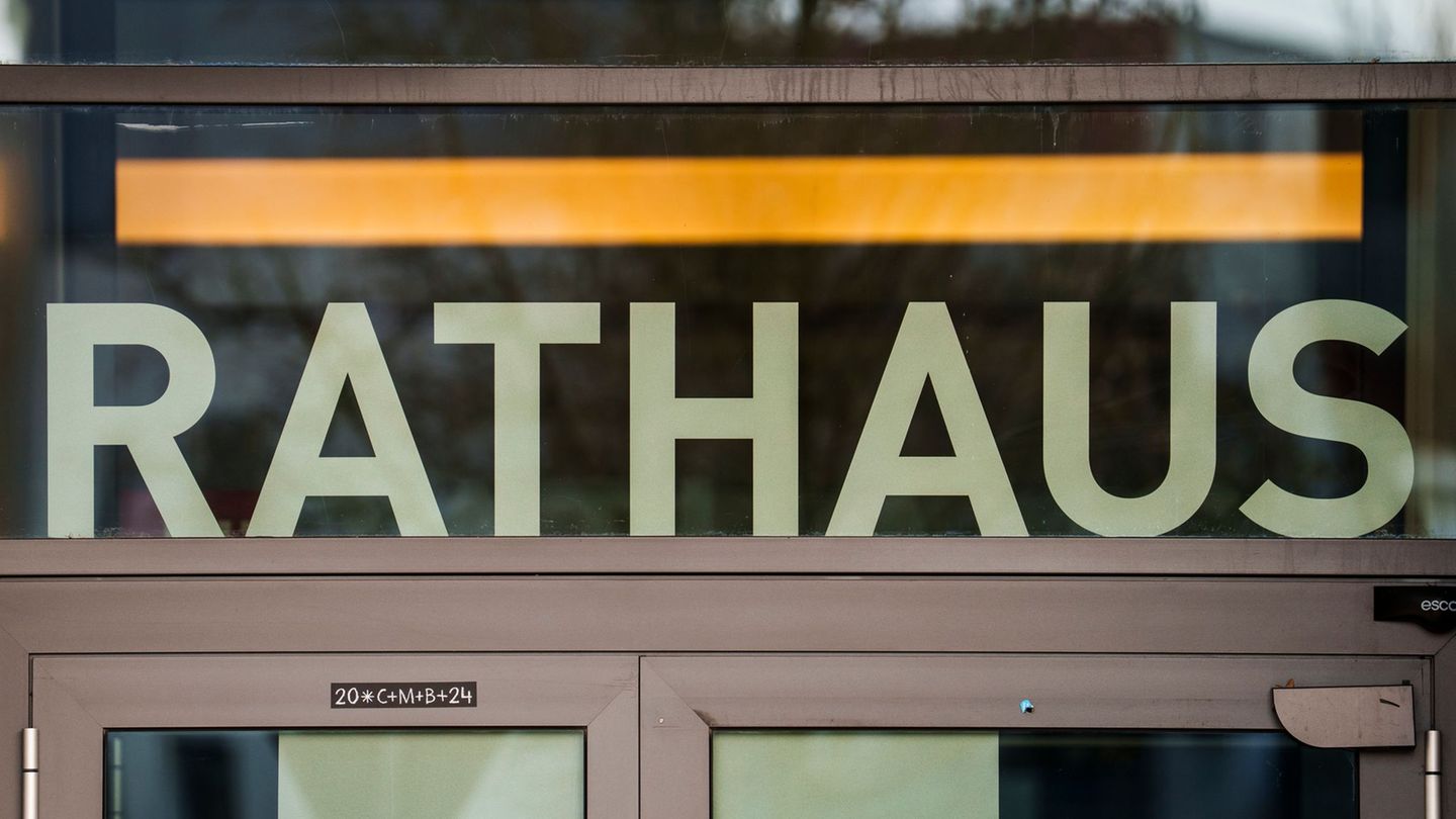 Verwaltung: Über 400 Anfragen - Ministerium leiht Kommunen Mitarbeiter