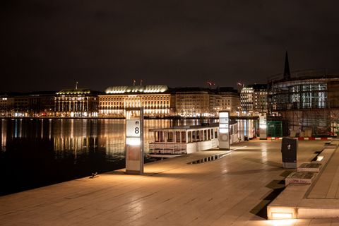 Nach dem Angriff in einer Altonaer Einkaufspassage flüchtete der Wolf nach Angaben der Umweltbehörde zur Binnenalster. Foto: Dan
