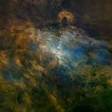 Astrofotografen und Weltraumteleskope haben den 7000 Lichtjahre entfernten Adlernebel mit seinen berühmten „Säulen der Schöpfung“ vielfach abgelichtet. Auf diesem preisgekrönten Bild wirkt die sternengebärende Gaswolke besonders mystisch: Schöpfer Peter Hergesheimer hat die sie umgebenden Sonnen ausgelöscht. Zu sehen sind lediglich interstellare Schwaden aus Wasserstoff, Sauerstoff und Schwefel