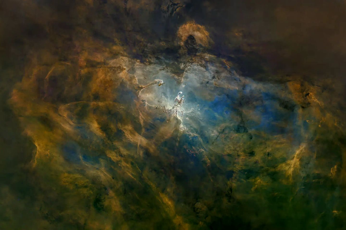 Astrofotografen und Weltraumteleskope haben den 7000 Lichtjahre entfernten Adlernebel mit seinen berühmten „Säulen der Schöpfung“ vielfach abgelichtet. Auf diesem preisgekrönten Bild wirkt die sternengebärende Gaswolke besonders mystisch: Schöpfer Peter Hergesheimer hat die sie umgebenden Sonnen ausgelöscht. Zu sehen sind lediglich interstellare Schwaden aus Wasserstoff, Sauerstoff und Schwefel