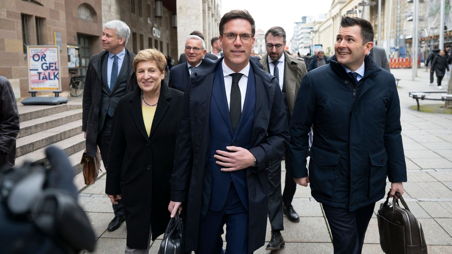 CDU-Chef Manuel Hagel schwieg vor dem Sondierungsgespräch eisern zu Fragen der wartenden Journalisten. Foto: Marijan Murat/dpa