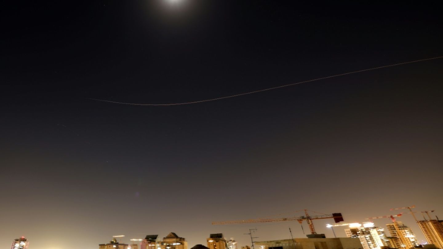 Rakete über Netanja in Israel am Montagabend