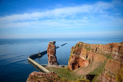 Berühmt ist der frei stehende Felsen "Lange Anna" auf Helgoland.(Archivbild) Foto: Jonas Walzberg/dpa