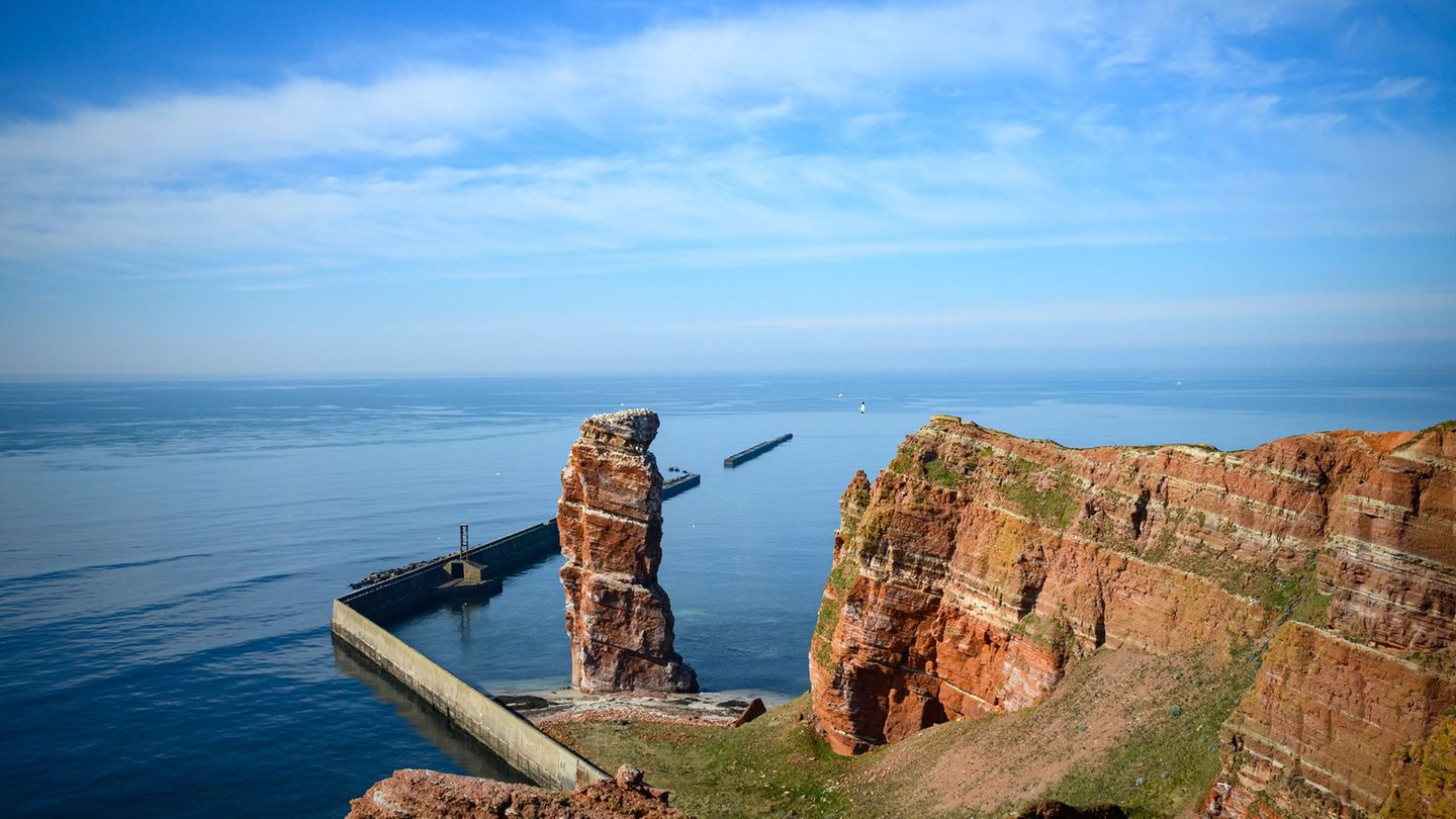 Berühmt ist der frei stehende Felsen "Lange Anna" auf Helgoland.(Archivbild) Foto: Jonas Walzberg/dpa