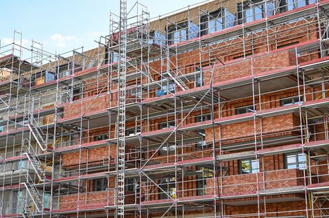 Vorschläge für bezahlbare Mieten: Abstriche bei Bau- und Ausstattungsstandards sowie mehr serielles Bauen. (Illustration) Foto: