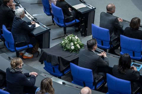 Mit einem Gesteck wurde in der vergangenen Sitzungswoche im Bundestag des gestorbenen Abgeordneten Carsten Träger (SPD) gedacht.