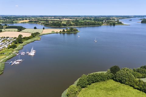 In die Schlei sind erneut Plastikteilchen gelangt. (Symbolbild) Foto: Georg Wendt/dpa
