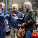 Zum Renteneintritt hat sich Franz Leitmayr einen Vintage-Porsche gegönnt. Der Mechaniker Detlef hilft ihm bei der Reparatur. Gespielt wird dieser Mann von Max Schmidt, einem bekannten bayerischen TV-Moderator und Schauspieler, der bereits zweimal im München-„Tatort” mitwirkte. Auch als Werbegesicht wurde Schmidt populär. Sein bekanntester Spot: ein Werbeclip für den Fahrzeugöl-Hersteller Castrol.