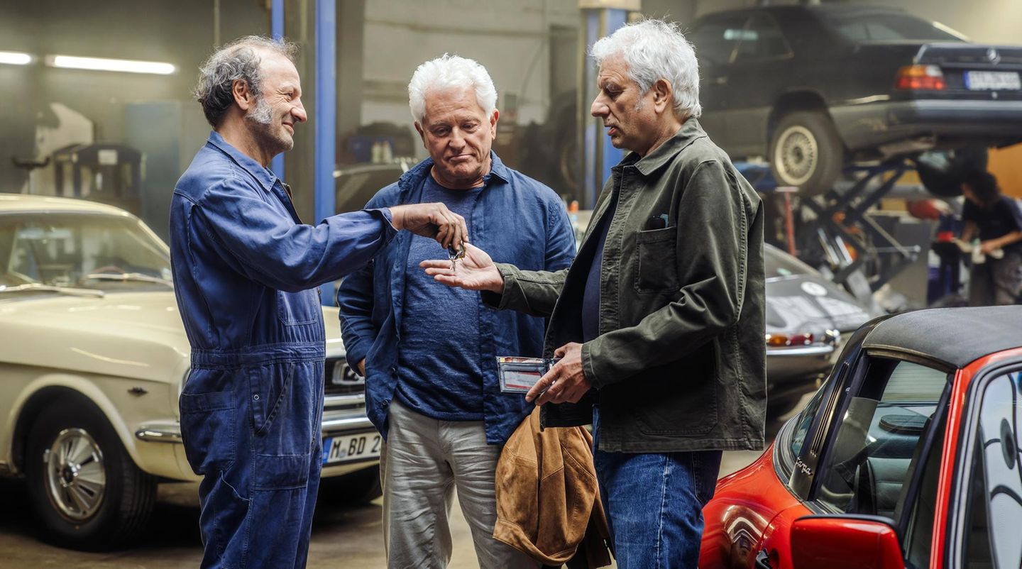 Zum Renteneintritt hat sich Franz Leitmayr einen Vintage-Porsche gegönnt. Der Mechaniker Detlef hilft ihm bei der Reparatur. Gespielt wird dieser Mann von Max Schmidt, einem bekannten bayerischen TV-Moderator und Schauspieler, der bereits zweimal im München-„Tatort” mitwirkte. Auch als Werbegesicht wurde Schmidt populär. Sein bekanntester Spot: ein Werbeclip für den Fahrzeugöl-Hersteller Castrol.